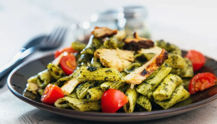 Penne z kurczakiem i pomidorkami koktajlowymi w sosie pesto. Pyszne danie, które zachwyci każdego smakosza.