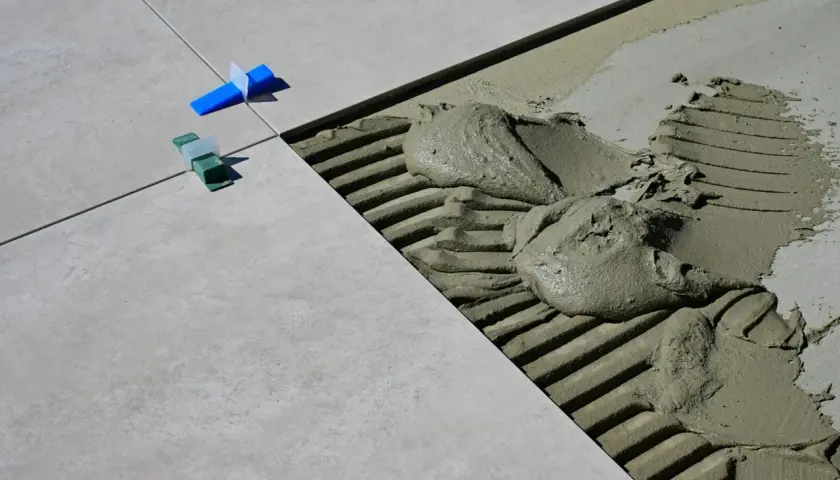 Krzyżyki do płytek 60x60 pomagają równo ułożyć płytki na kleju.