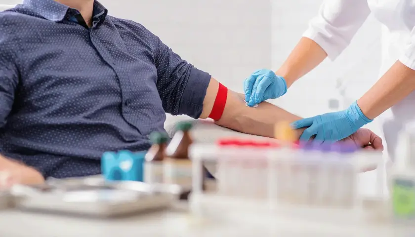 Pielęgniarka pobiera krew od pacjenta, co może pomóc w diagnostyce, co wypłukuje żelazo z organizmu.