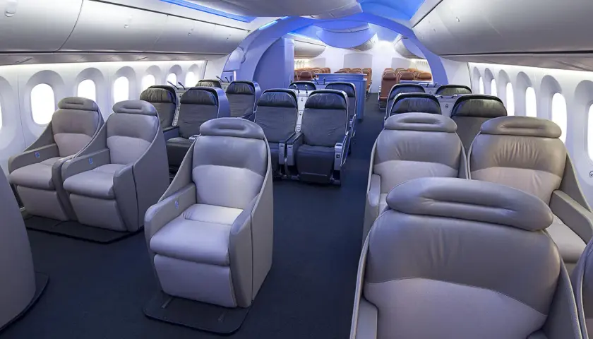 Wnętrze samolotu Boeing 787-10 z wygodnymi fotelami klasy biznes.