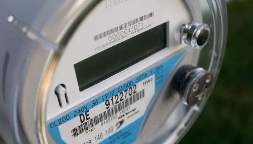 Zbliżenie na licznik energii elektrycznej z widocznym numerem seryjnym i informacjami technicznymi.