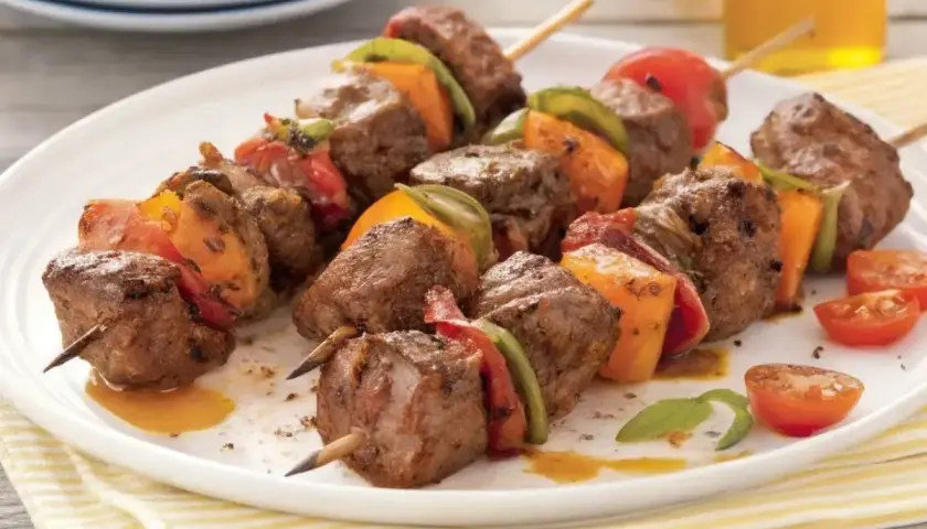 Brochettes de bœuf savoureuses, marinées et grillées avec des poivrons et des tomates. Un délice pour les amateurs de marinade brochette boeuf.