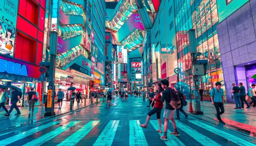 Neonowe centrum Tokio, Akihabara, tętni życiem. Ludzie przechodzą przez mokre pasy, otoczeni przez kolorowe reklamy i futurystyczną architekturę.