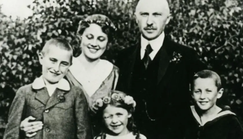 Familie Adenauer im Garten. Konrad Adenauer mit Gattin und drei Kindern, darunter der junge Georg Adenauer.