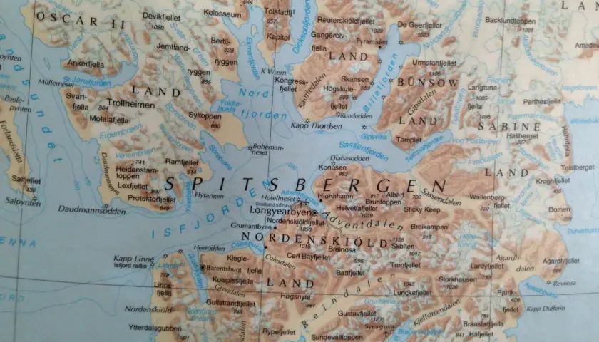 Mapa północnej części Spitsbergenu, z zaznaczonymi fiordami, górami i osadami. Widoczna cieśnina Barentsa.