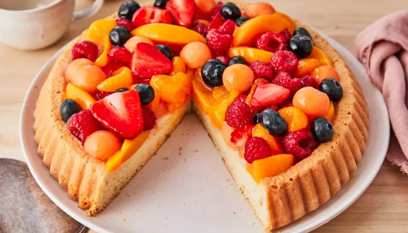 Bunter Obstboden mit Erdbeeren, Himbeeren, Blaubeeren und Aprikosen. Ein köstliches obstboden rezept für den Sommer.