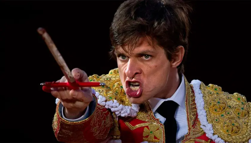 El torero Juli se prepara para la estocada final, con la mirada fija y la muleta en mano.