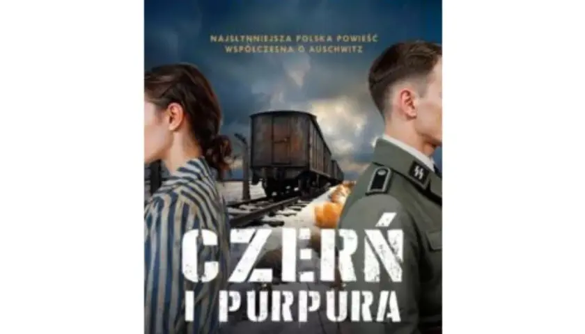 Okładka książki "Czern i Purpura" Wojciecha Dutki. Na pierwszym planie postacie w pasiakach i mundurze SS, w tle wagon kolejowy.