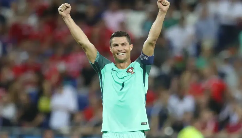 Ronaldo świętuje zwycięstwo Portugalii na Euro.