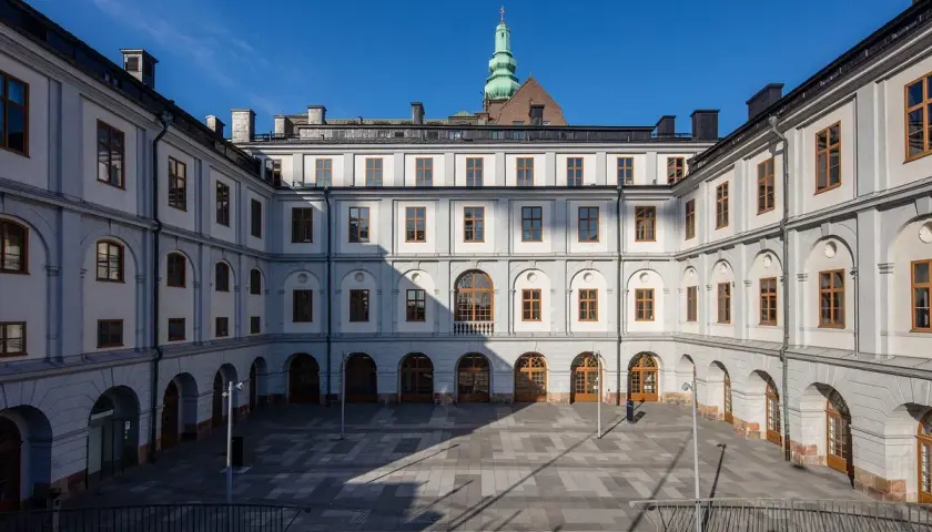 Innergård med arkader och fönster på Stadsmuseet i Stockholm. En grön kupol syns ovanför taket.