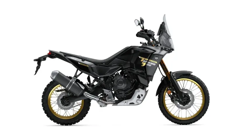 Czarny motocykl Yamaha Tenere 700 World Raid z detalami w kolorze złotym i szarym, gotowy na przygodę.