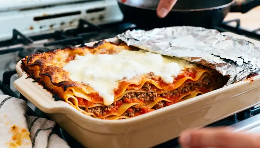 Lasagne maison dorée et gratinée, prête à être dégustée. Une recette lasagne qui fait saliver !