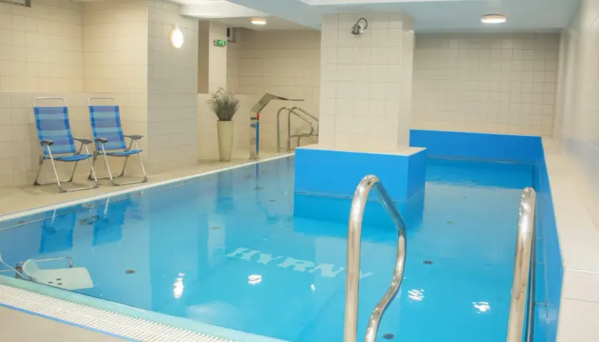 Basen w hotelu Hyrny w Zakopanem. Idealna oferta 50 plus dla seniorów szukających relaksu i aktywnego wypoczynku.