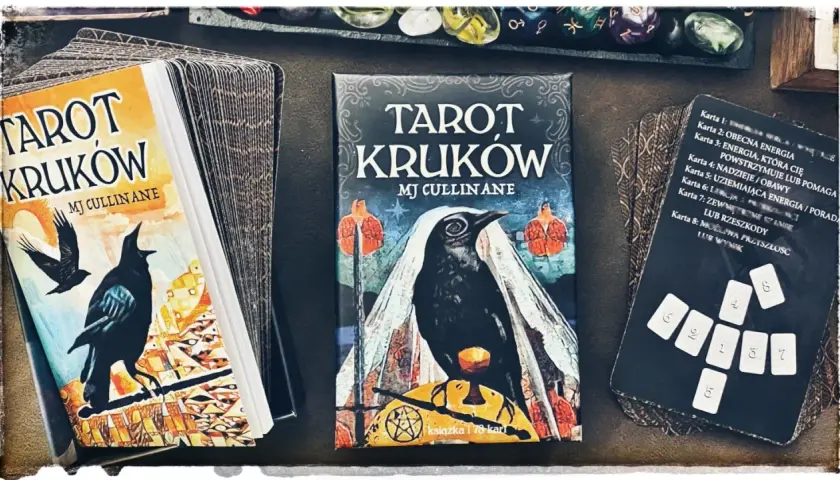 Karty tarota "Tarot Kruków" MJ Cullinane, z wizerunkami kruków i symboliką. Widoczne są okładki talii i rozłożone karty z numerami.