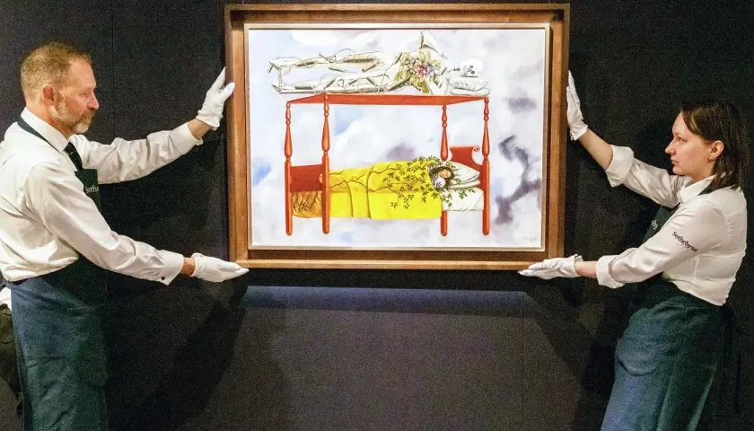 Frida Kahlo autoportret: śpiąca artystka na łóżku pod baldachimem, nad nią szkielet.