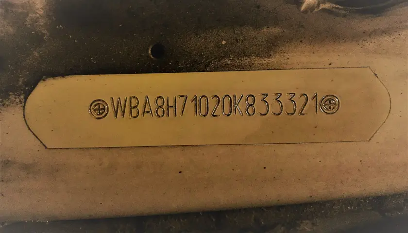 Wyryty numer VIN: WBA8H71020K833321. Ten unikalny identyfikator pojazdu jest kluczowy do jego rejestracji i ubezpieczenia.