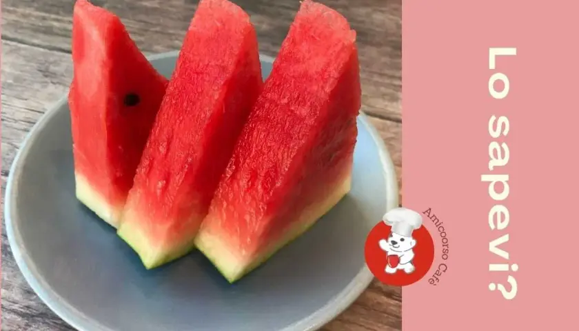 Fette di anguria succosa su un piatto blu. Sorprendentemente, le calorie dell'anguria sono basse, rendendola uno snack estivo perfetto.