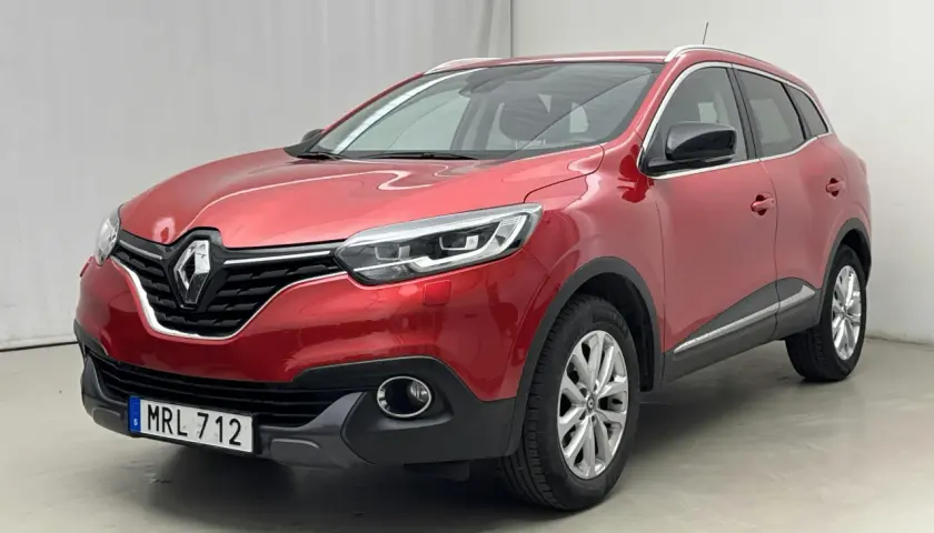 Röd Renault Kadjar, redo för ett Renault Kadjar test. Denna SUV har en modern design och är redo att möta vägarna.