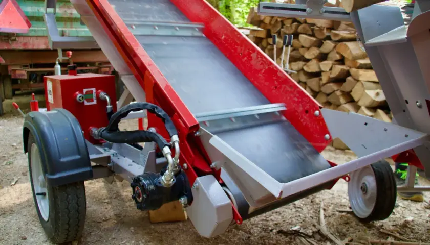 Rotes, teleskopierbares Förderband für Holzspalter, mit Rädern und Hydraulik.