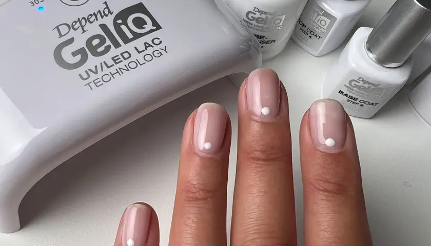 Depend GeliQ UV/LED lamp och naglar med minimalistisk orly nagellack-design.