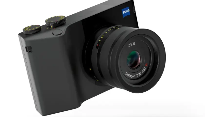 Elegancki aparat Zeiss ZX1 z obiektywem Distagon 2/35.