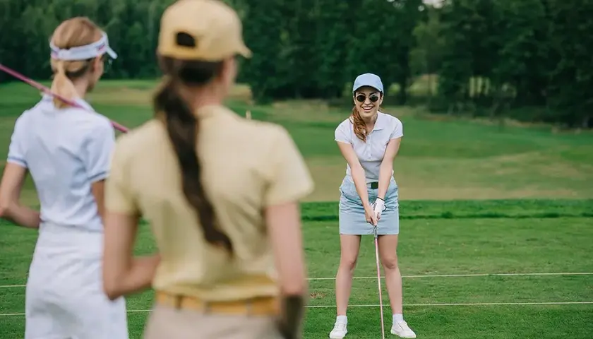 Strój do golfa dla pań - wygodne ubrania dla pań na pole golfowe!