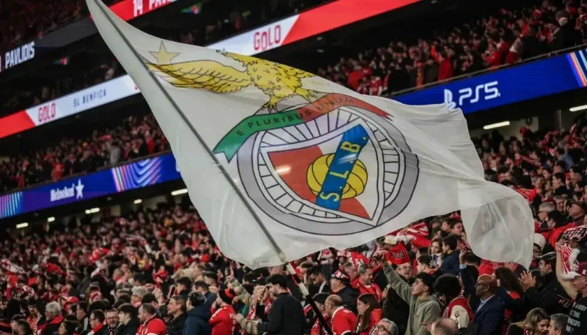 Flaga SL Benfica powiewa nad trybunami pełnymi kibiców. Fani z niecierpliwością czekają na kolejne benfica transfery, które wzmocnią drużynę.