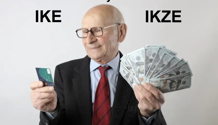 Starszy pan z kartą i plikiem banknotów, zastanawia się: IKE czy IKZE?