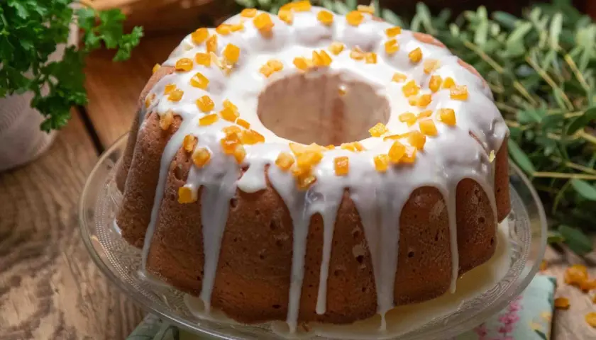 Babka cytrynowa na oleju Ewy Wachowicz, udekorowana lukrem i kandyzowaną skórką pomarańczową, prezentuje się apetycznie.