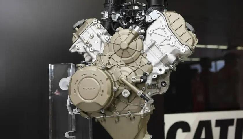 Motor V4 Ducati, una obra de ingeniería expuesta sobre un soporte transparente.