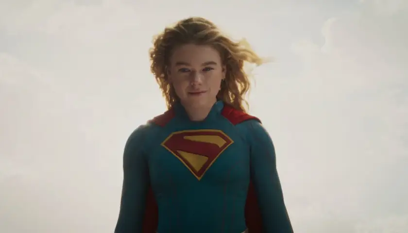 Supergirl, dans son costume emblématique, apparaît dans le dernier film DC, prête à affronter le ciel.