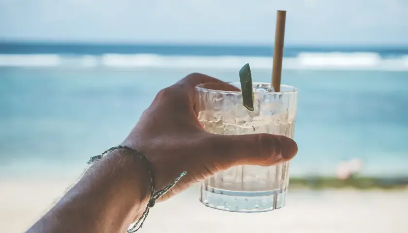 Najlepsze orzeźwiające drinki na lato - idealne na każdą okazję