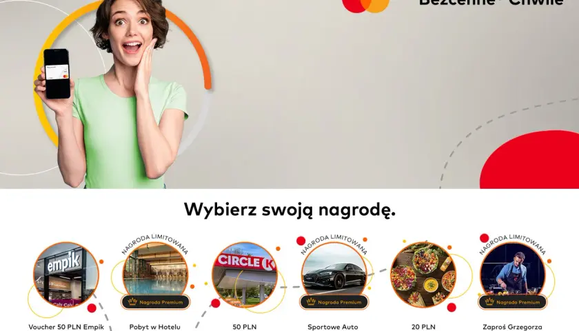Kobieta cieszy się z nagród, które można zdobyć w ramach akcji Mastercard Bezcenne Chwile: voucher do Empiku, pobyt w SPA, paliwo na weekend, posiłek w Salad Story lub warsztaty kulinarne.