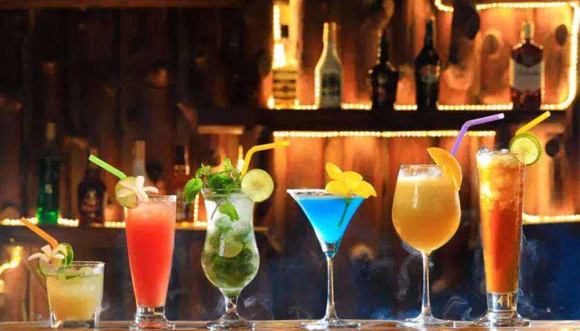 Kolorowe drinki na wesele, od orzeźwiającego mojito po egzotyczne koktajle, gotowe do świętowania.