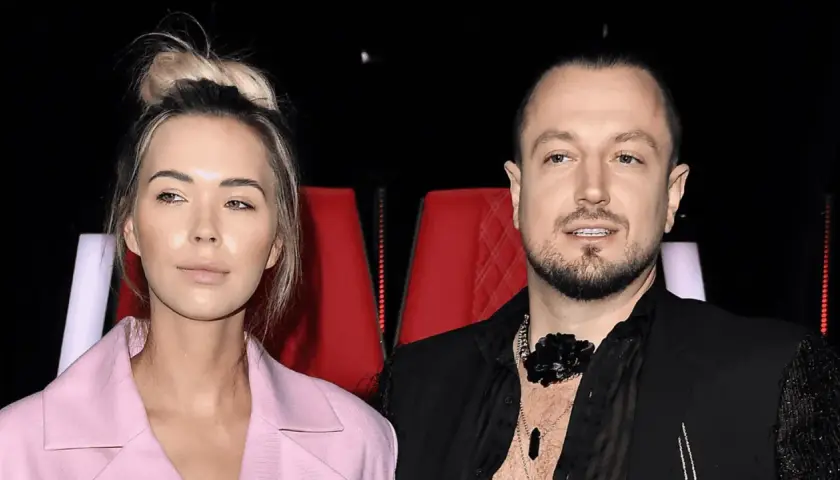 Sandra Kubicka i Baron, para znana z mediów, siedzą obok siebie na czerwonych fotelach.