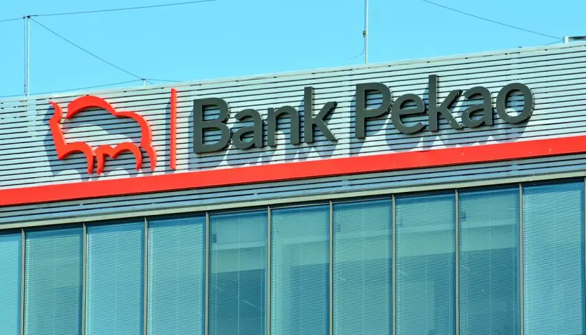 Logo Bank Pekao na budynku. Zastanawiasz się nad pekao zamknięcie konta?