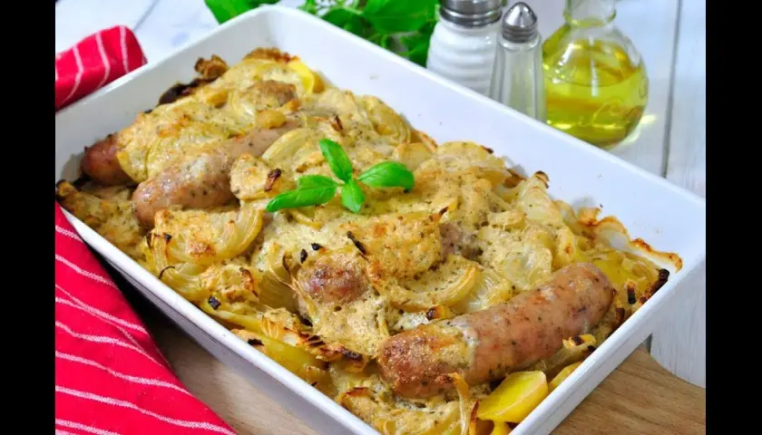 Zapiekanka z białej kiełbasy! Jak przygotować te smakowite danie?