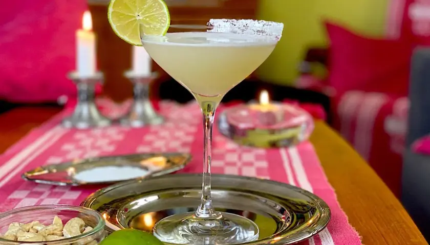 En perfekt margarita med saltkant, lime och cashewnötter. Ett härligt margarita recept för en mysig kväll.
