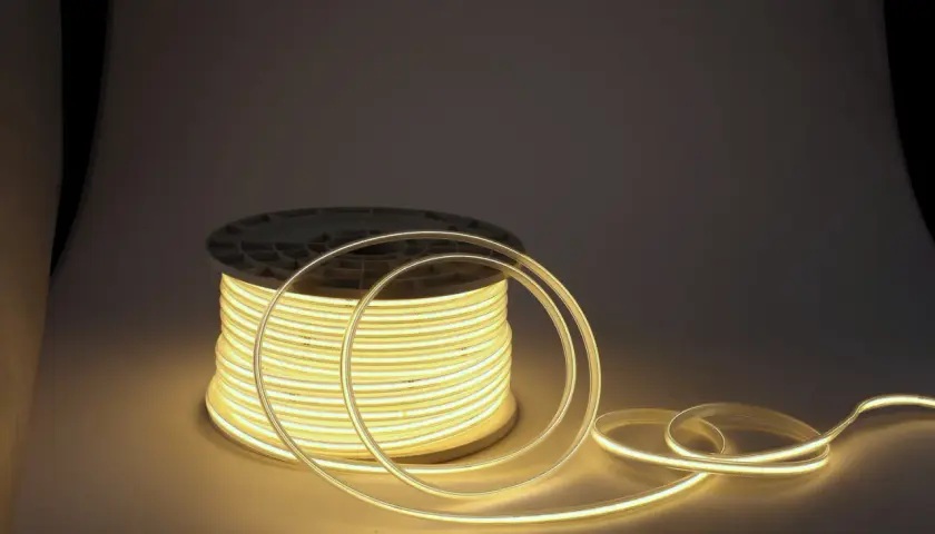 Zwijany przewód do oświetlenia LED 230V, gotowy do montażu.