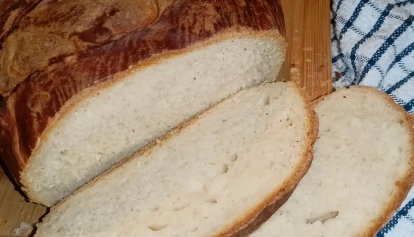 Domowy chleb pieczony w piekarniku, pokrojony w kromki. Idealny przepis na pyszny, pachnący bochenek.
