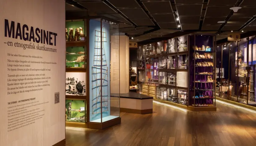 Ett etnografiskt magasin visar föremål från hela världen, en skattkammare av historia och mänskliga erfarenheter.