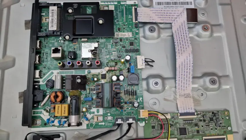 Płytka drukowana telewizora Samsung. Bezpiecznik nie jest widoczny na tym zdjęciu, ale można go znaleźć na płycie zasilacza.