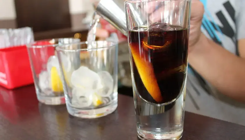 Kolor calvados z czym łączyć? Ten ciemny, bursztynowy alkohol z pomarańczą i lodem wygląda pysznie.