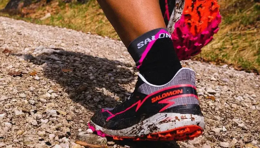 Buty Salomon na błotnistym szlaku. Firma Salomon to synonim wytrzymałości i przygody w terenie.
