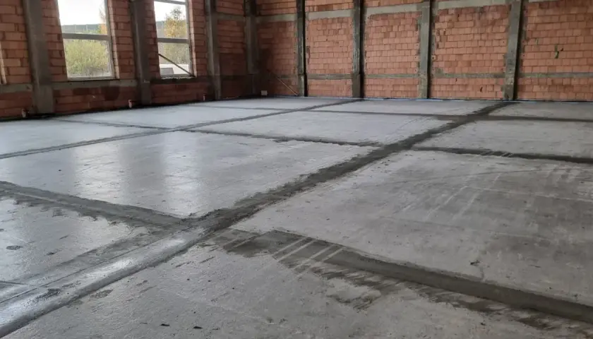 Ile schnie wylewka cementowa? Uniknij kosztownych błędów w czasie schnięcia