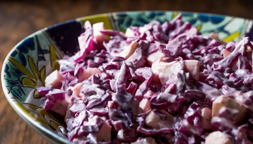 Surówka z czerwonej kapusty jak w kebabie - prosty przepis na smakowity dodatek