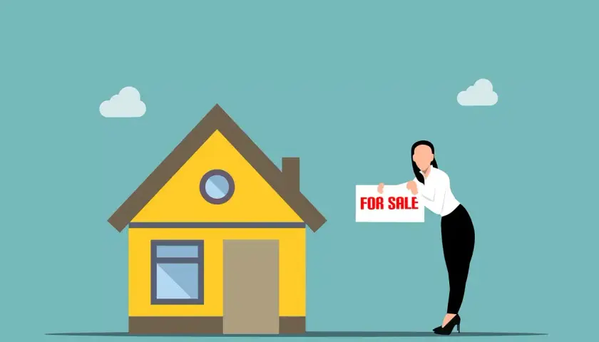 Kobieta z tabliczką "FOR SALE" przy żółtym domu.