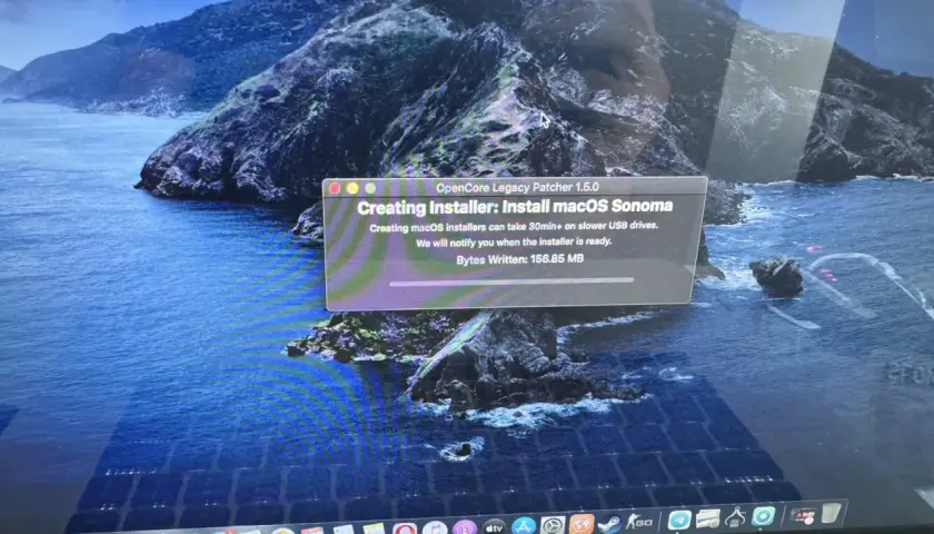 Tworzenie instalatora macOS Sonoma za pomocą OpenCore Legacy Patcher. Postęp 156.85 MB.