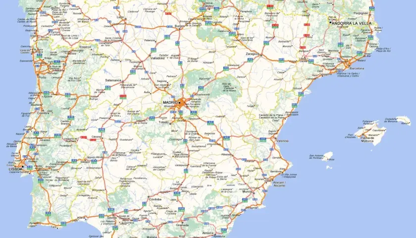 Mapa Hiszpanii z zaznaczonymi autostradami, miastami i wybrzeżem. Widoczne są główne drogi, takie jak A-2, A-7, AP-7, łączące miasta od Lizbony po Barcelonę.