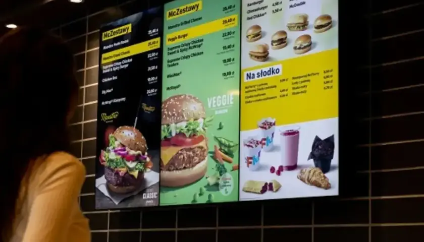 Nowości McDonald's na ekranie: McZestawy z burgerami, w tym Veggie Burger, oraz słodkości.
